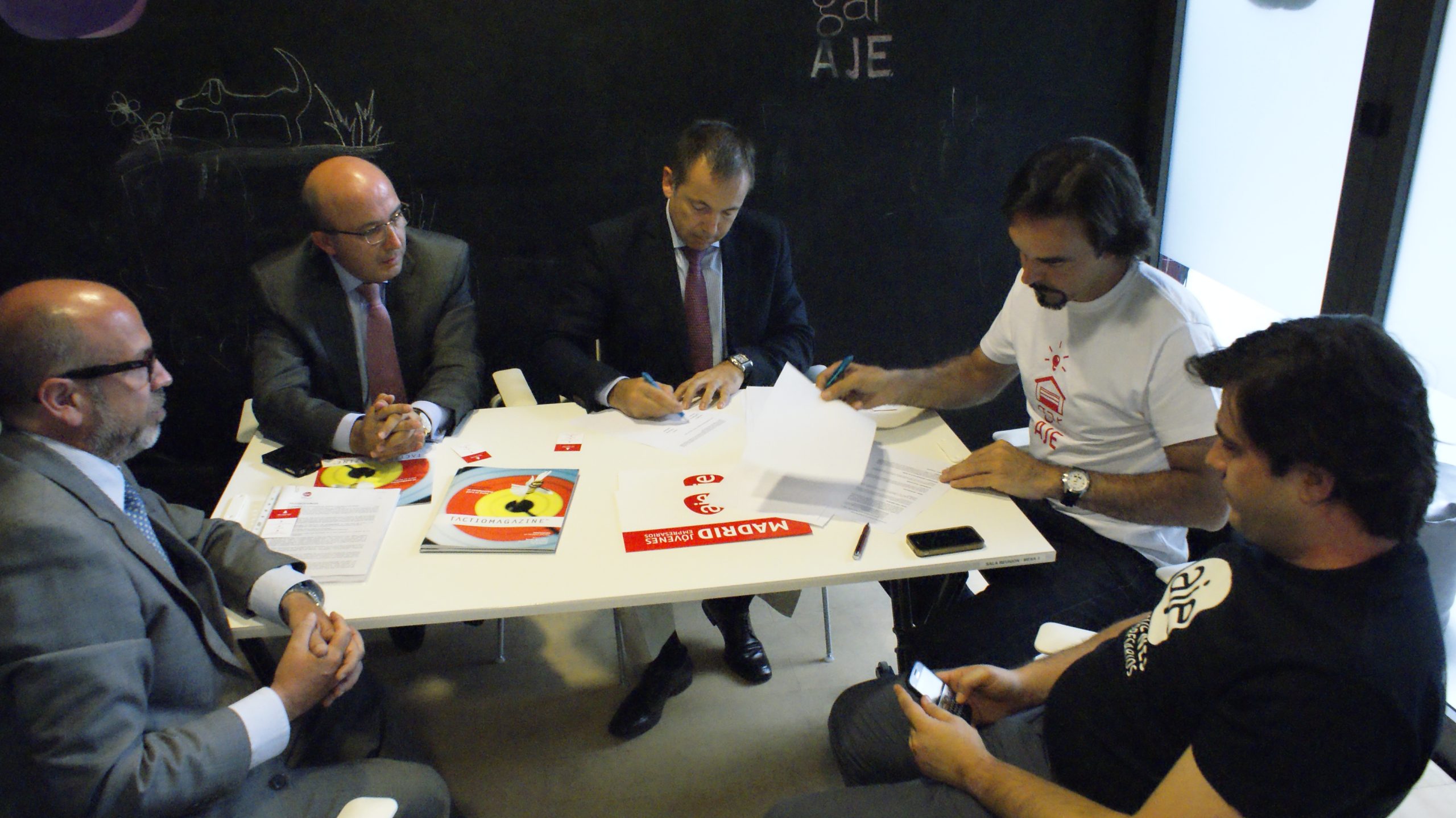 AJE Madrid y TACTIO firman un convenio estratégico para impulsar el crecimiento y la profesionalización de los jóvenes empresarios